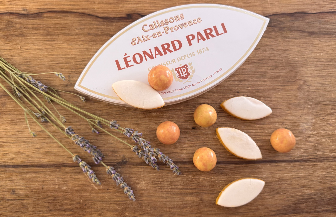 Calissons artisanaux de Provence présentés avec de la lavande dans l'épicerie fine Le Comptoir à Aups dans le Var.