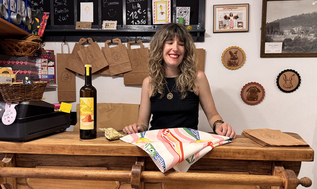 Accueil client au Comptoir, épicerie fine à Aups dans le Var, spécialisée en produits locaux et spécialités provençales.