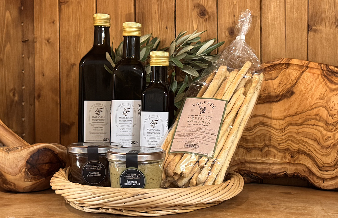 Huile d'olive vierge extra, tapenades artisanales et gressins provençaux proposés dans l'épicerie fine Le Comptoir à Aups dans le Var.