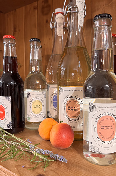 Limonades artisanales de Provence aux agrumes, lavande et citron vert proposées dans l'épicerie fine Le Comptoir à Aups dans le Var.