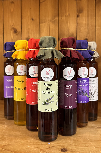 Sélection de sirops artisanaux de Provence aux saveurs lavande, romarin, figue, mimosa et violette dans l'épicerie fine Le Comptoir à Aups.