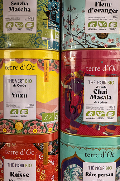 Boîtes de thés biologiques Terre d’Oc aux saveurs yuzu, chai masala, fleur d’oranger et matcha proposées au Comptoir à Aups.